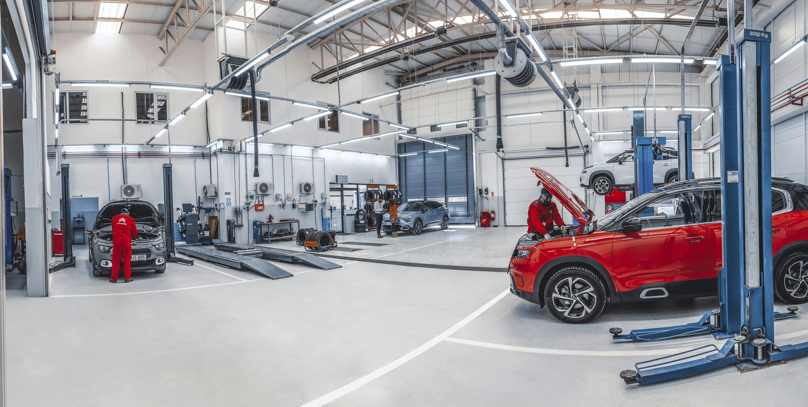 Premium sportwagen tijdens technische inspectie in VTEC Katwijk